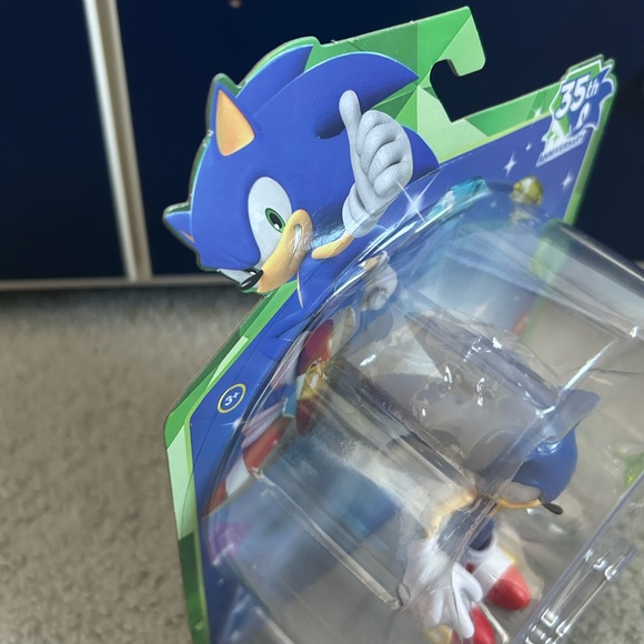 Sonic the Hedgehog Sonic with Green Emerald 35th Anniversary Figure - Picture 4 of 12